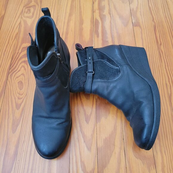 Ugg 9 Black Leather Wedge Ankle Boots EMALIE - Picture 2 of 9